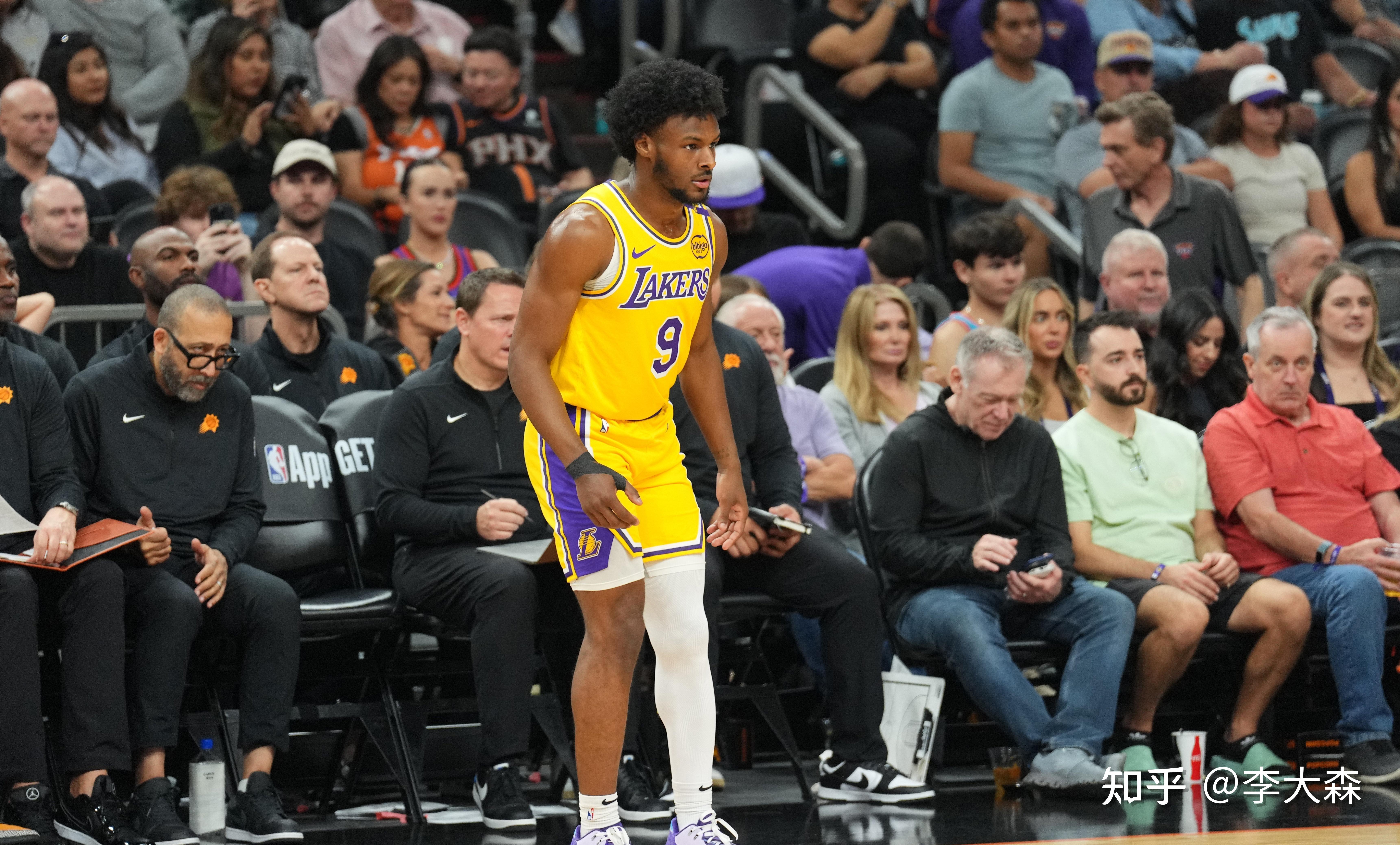 詹姆斯重返赛场,战术调整首场状态出色,西班牙队观众沸腾!开云体育集团