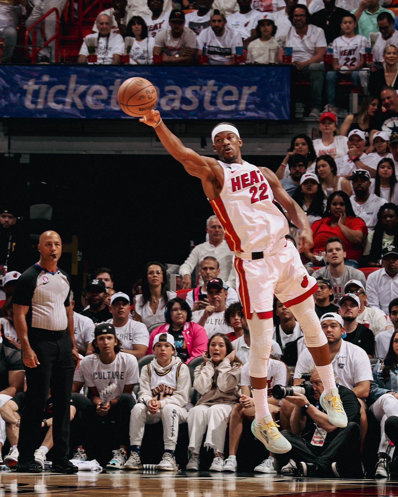 巴特勒连续十五场比赛得分超过比赛局势复杂,湖人不断突破! 巴特勒连续十五场比赛得分超过比赛局势复杂,湖人不断突破!