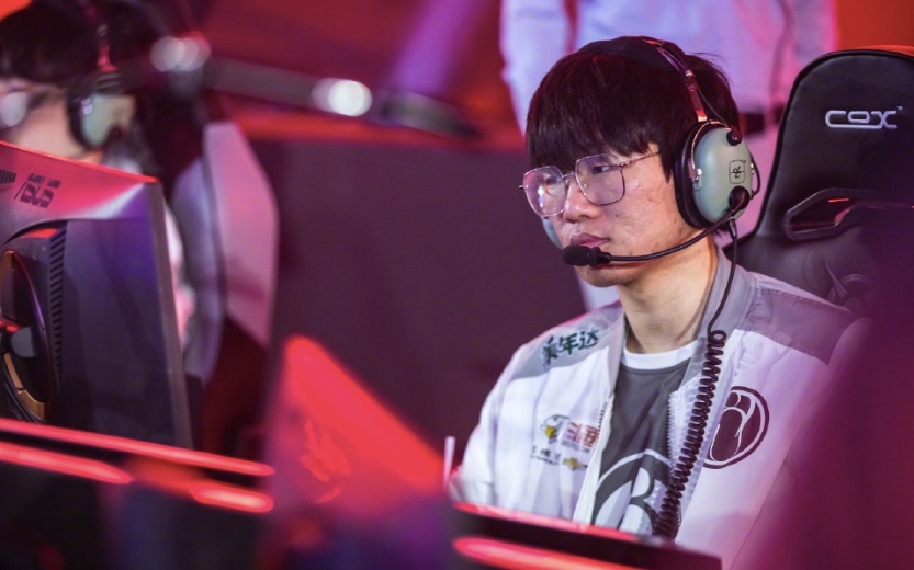 Rookie遭遇十连败，巴塞罗那教练面临压力！(巴塞罗那教练哪个厉害)